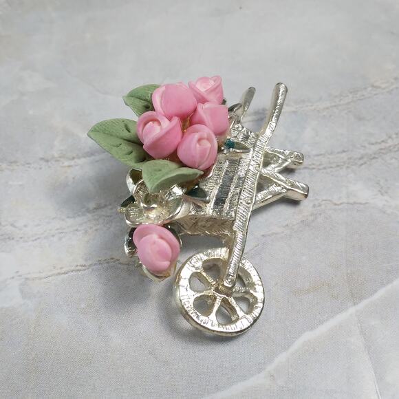 Silver Tone Wheel Barrow full of Pink Roses Brooch Pin, Vintage Spring Accessory - Picture 4 of 9